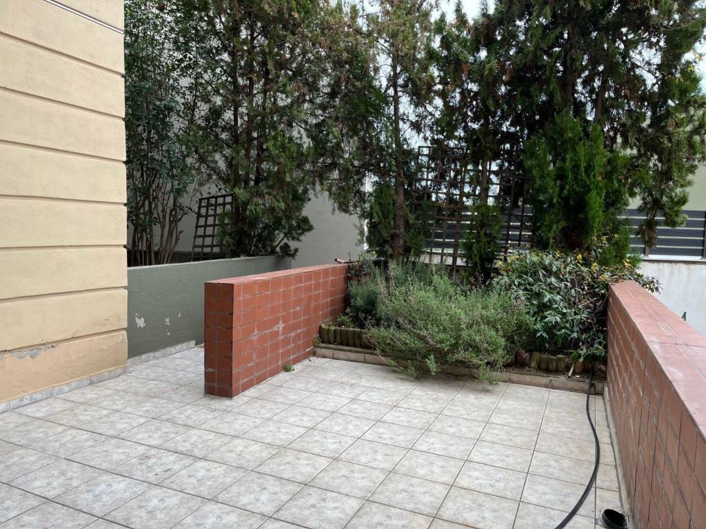 Μικρός κήπος στο ισόγειο