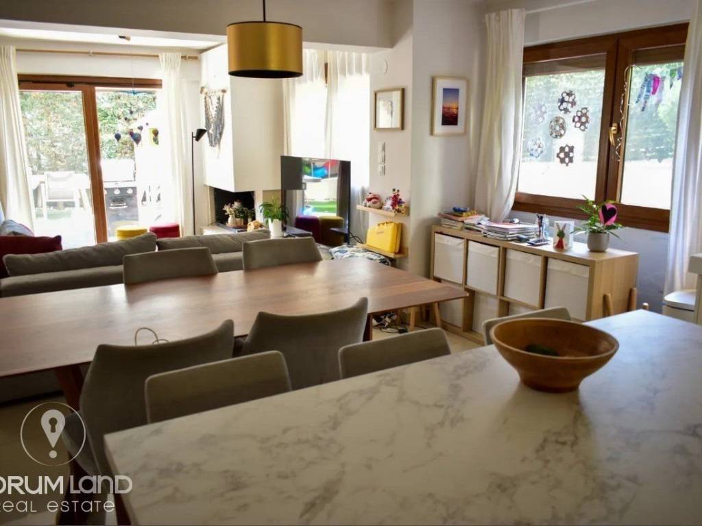 Forumland Real Estate, Σαλόνι με τζάκι