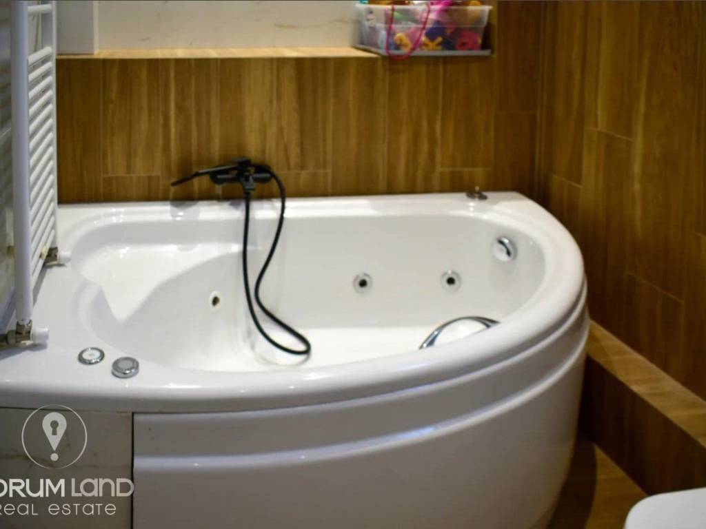 Forumland Real Estate, Τζακούζι