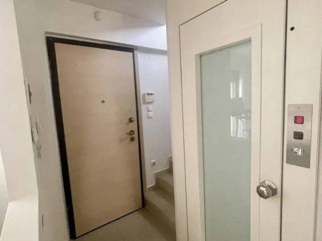 Forumland Real Estate, Ανελκυστήρας