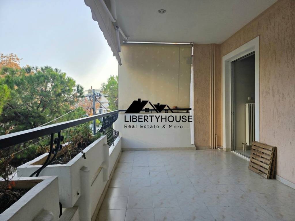 Mpalkoni koyzinas salonioy eniaio