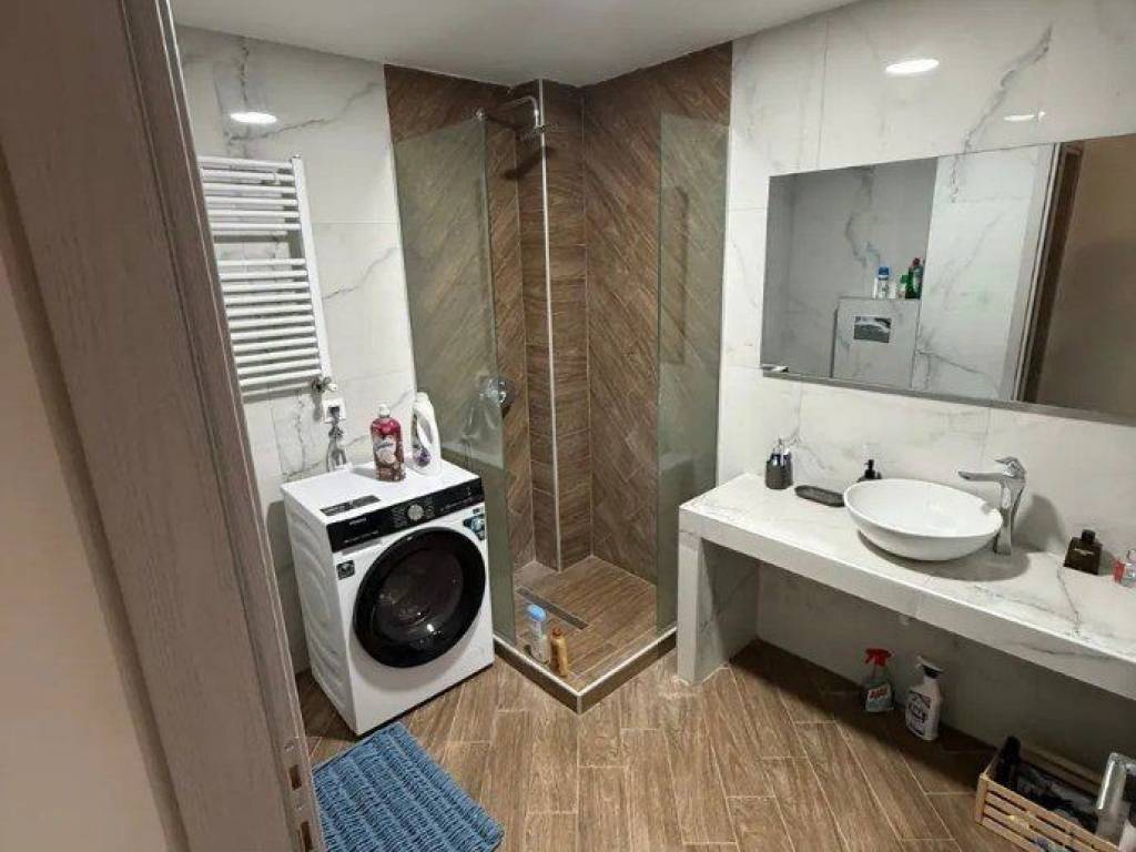 Forumland Real Estate, Μπάνιο