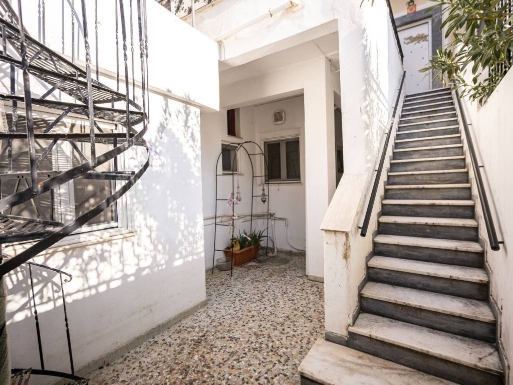 Σκάλες, Αυλή