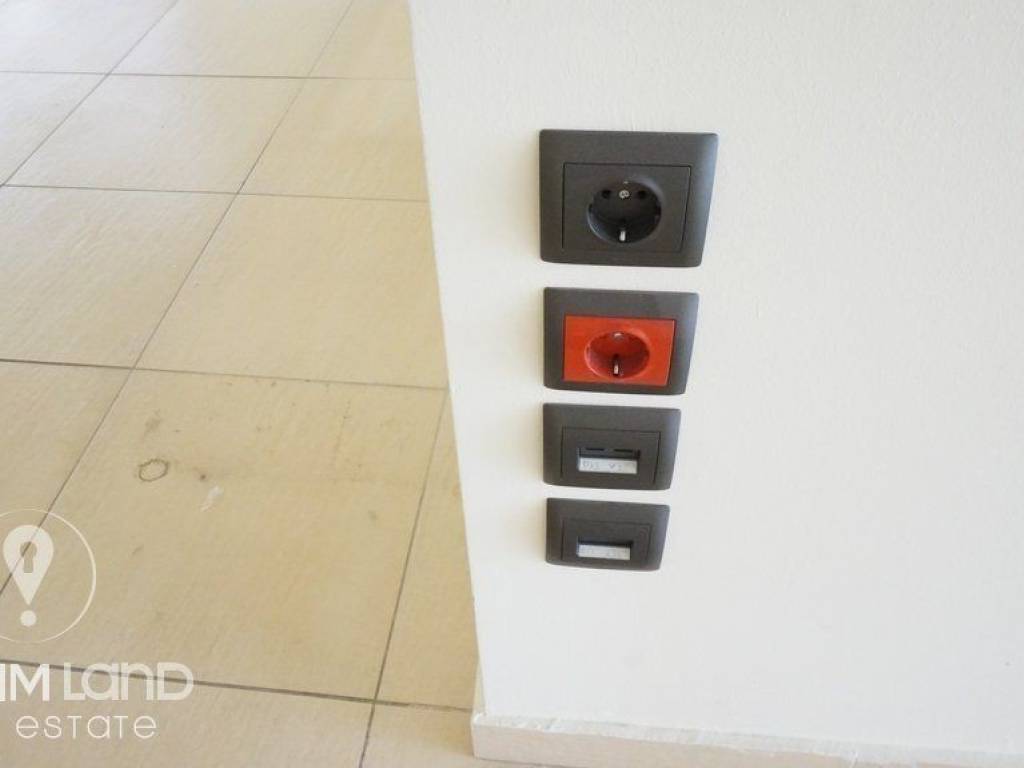 Forumland Real Estate, Διακόπτες