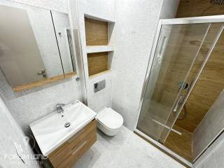 Forumland Real Estate, Μπάνιο