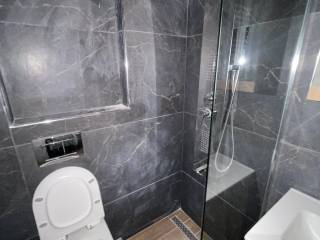 Forumland Real Estate, Μπάνιο