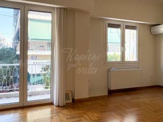 Aneto domatio me physiko phos, xylino dapedo kai klimatismo