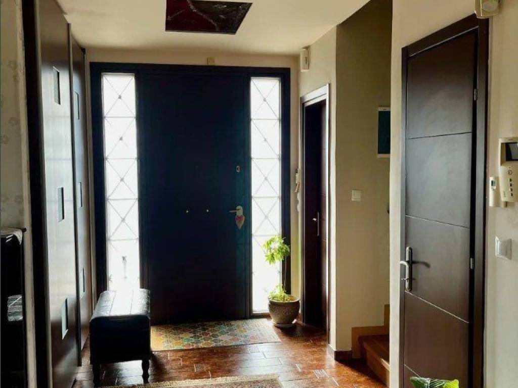 Forumland Real Estate, Είσοδος