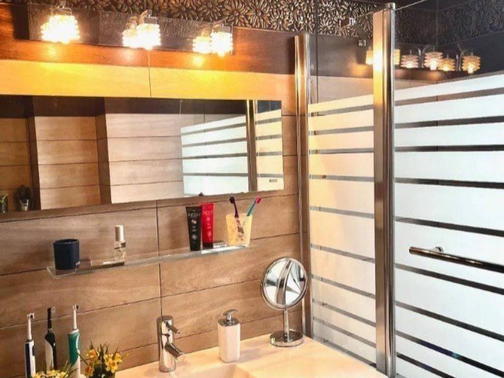 Forumland Real Estate, Μπάνιο