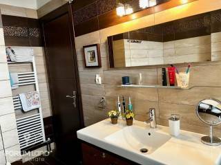 Forumland Real Estate, Μπάνιο