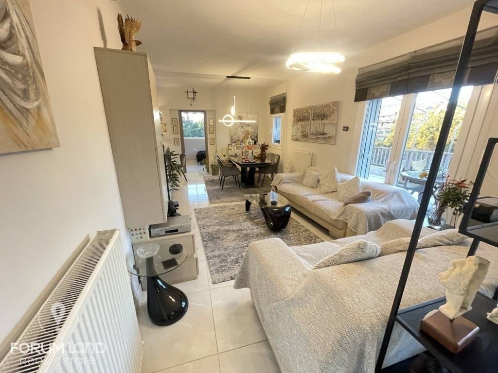 Forumland Real Estate, Σαλόνι