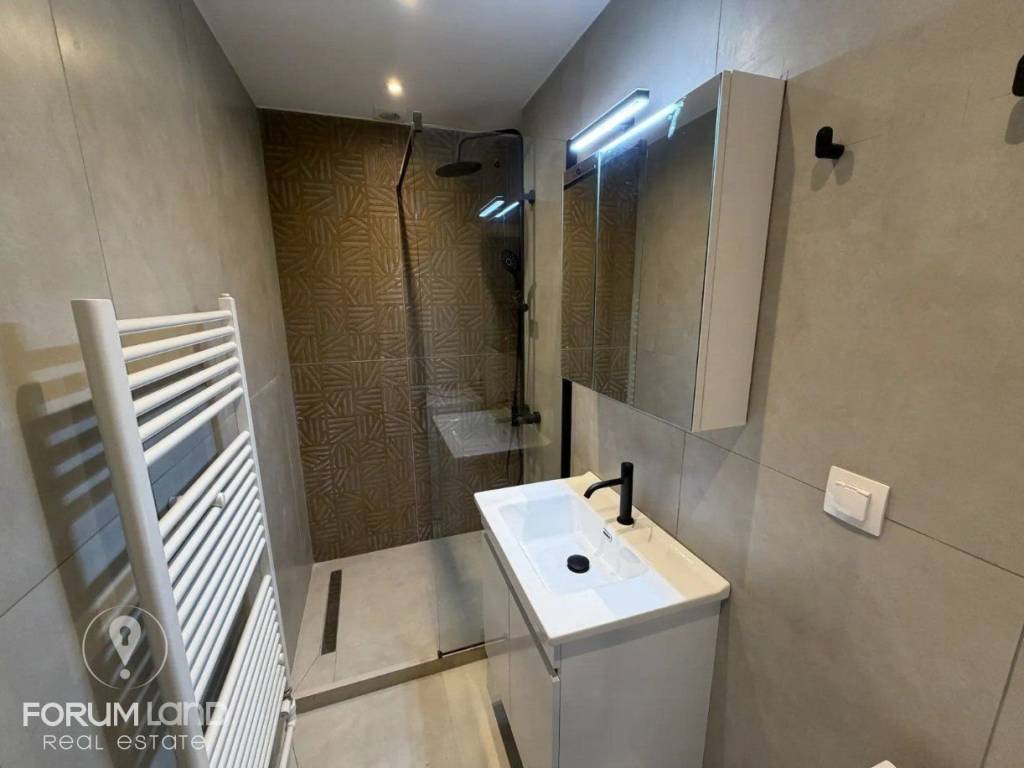 Forumland Real Estate, Μπάνιο