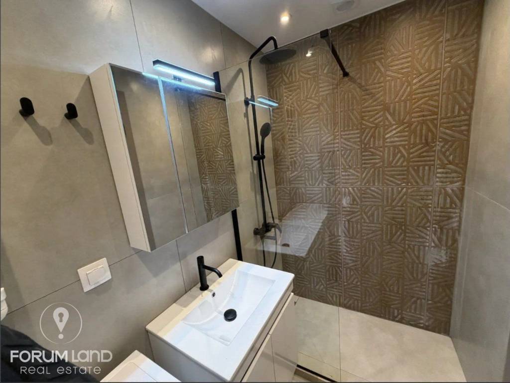 Forumland Real Estate, Μπάνιο