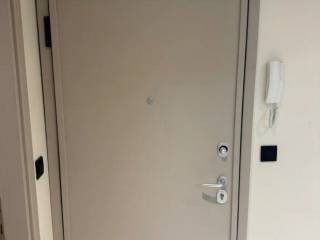 Forumland Real Estate, Θωρακισμένη πόρτα