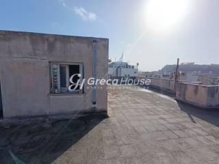 Επαγγελματικό κτίριο στην Αθήνα προς πώληση 