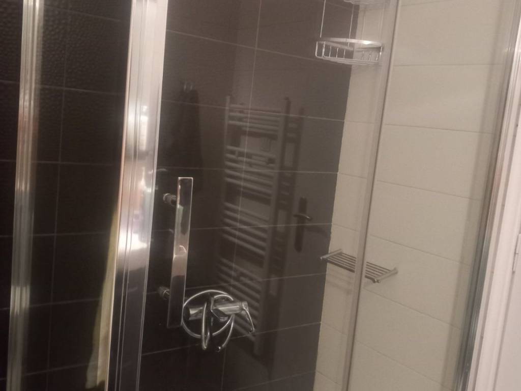 Mpanio me ntoyziera kai gyali