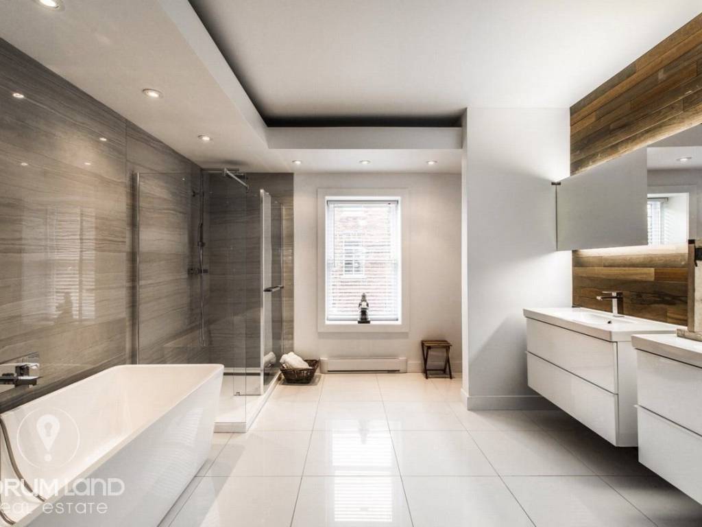 Forumland Real Estate, Μπάνιο