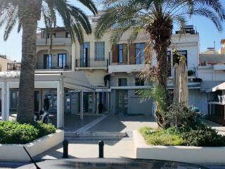 Parathalassia katoikia pros polese sto Rethymno