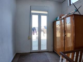 PHoteino ypnodomatio me megala parathyra.