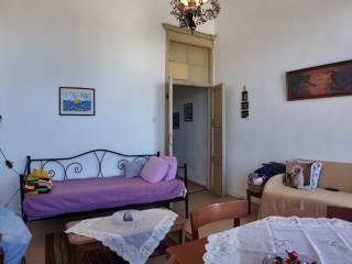 Eyrychoro saloni me thea thalassa.