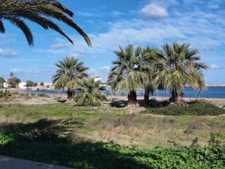 Molis 50m apo te thalassa.