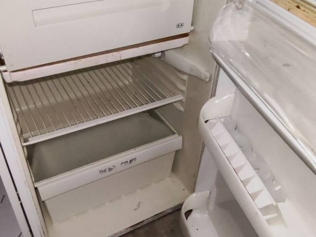 Ψυγείο &amp; Εστίες στην κουζίνα