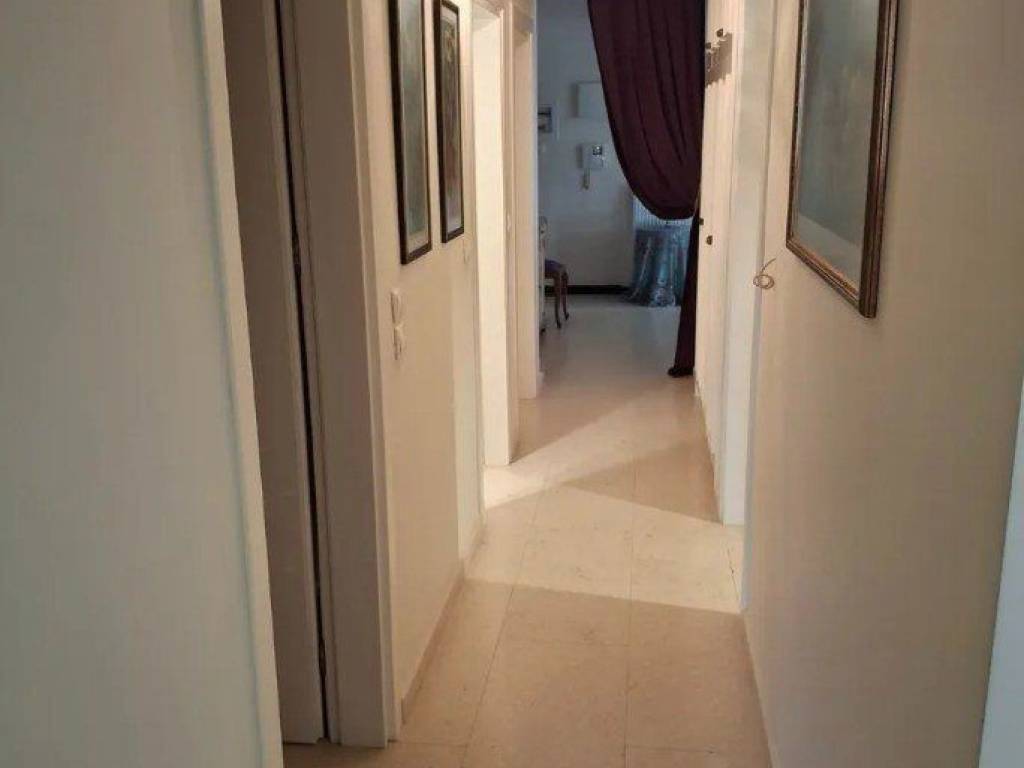 Forumland Real Estate, Διάδρομος