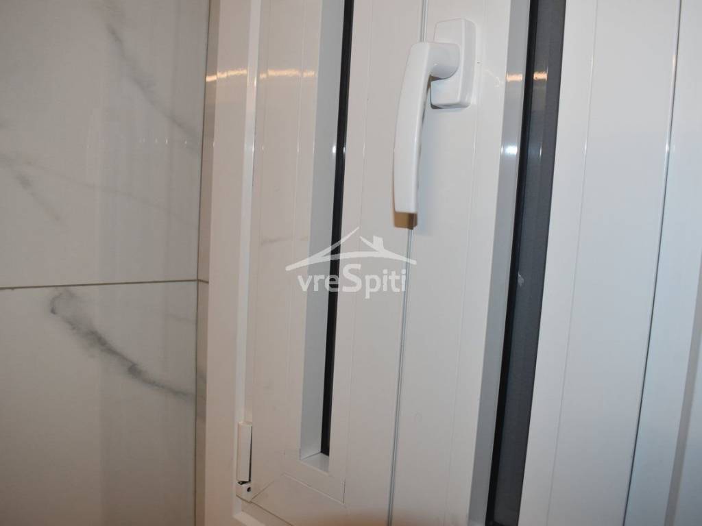 ΠΑΡΑΘΥΡΟ ΛΟΥΤΡΟΥ