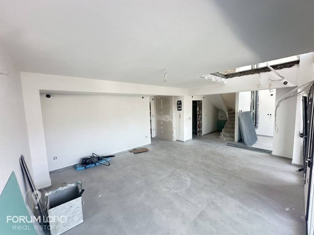 Forumland Real Estate, Saloni