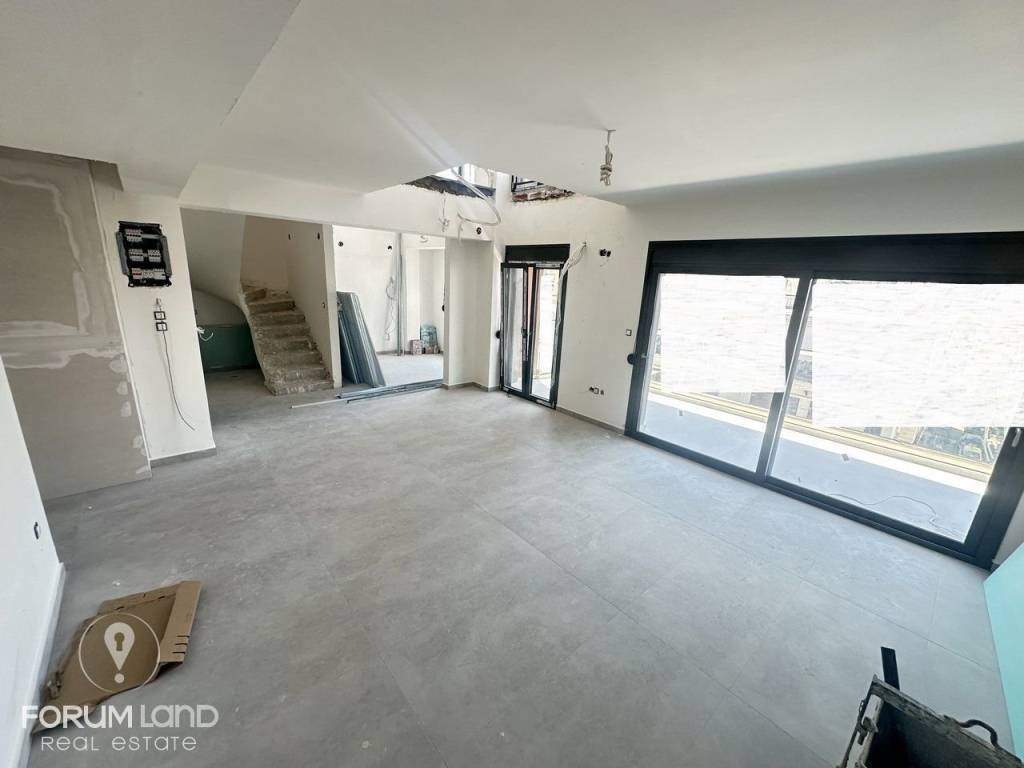 Forumland Real Estate, Saloni