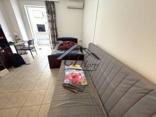 Ενιαίος χώρος σαλόνι-υπνοδωμάτιο