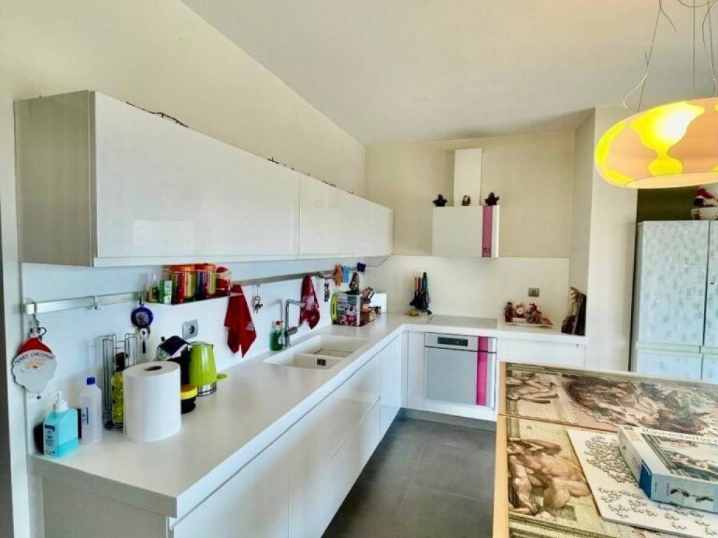 ANYPLACE MESITIKES YPERESIES