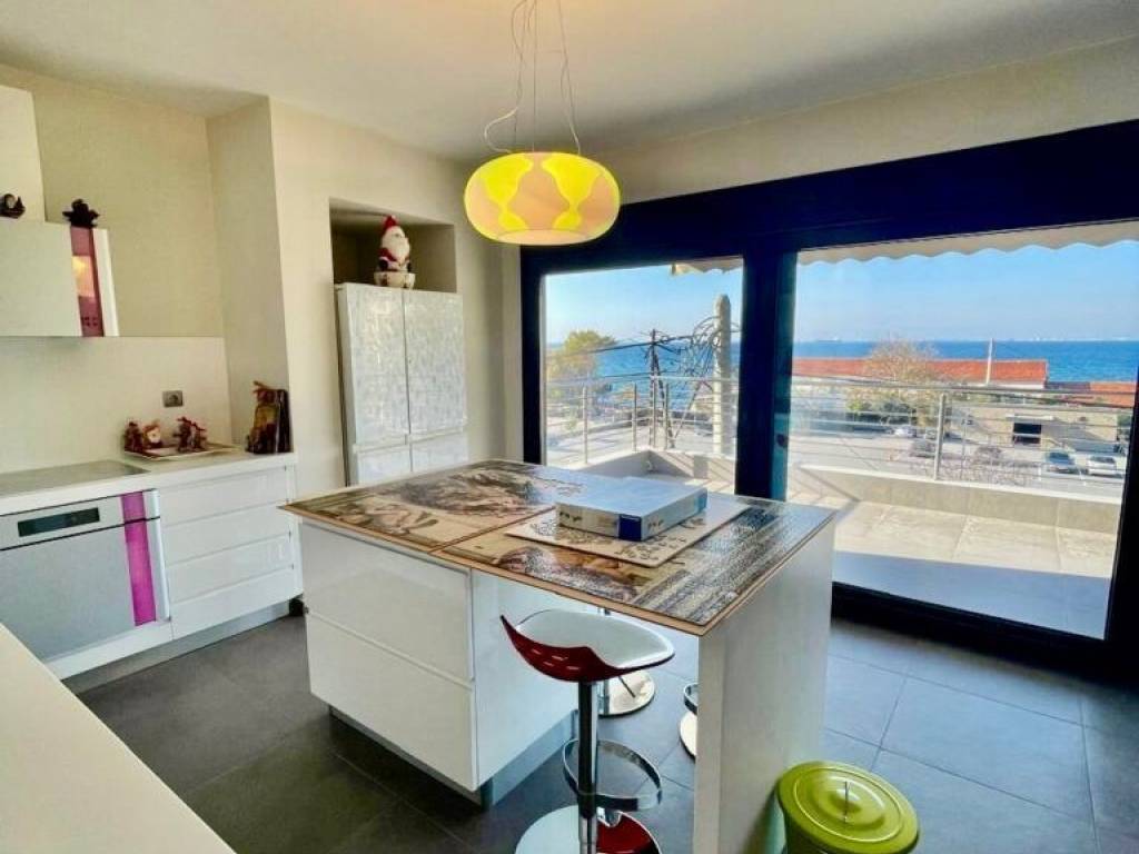 ANYPLACE MESITIKES YPERESIES