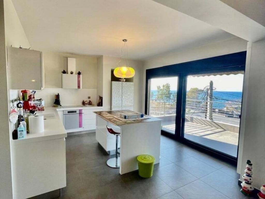 ANYPLACE MESITIKES YPERESIES