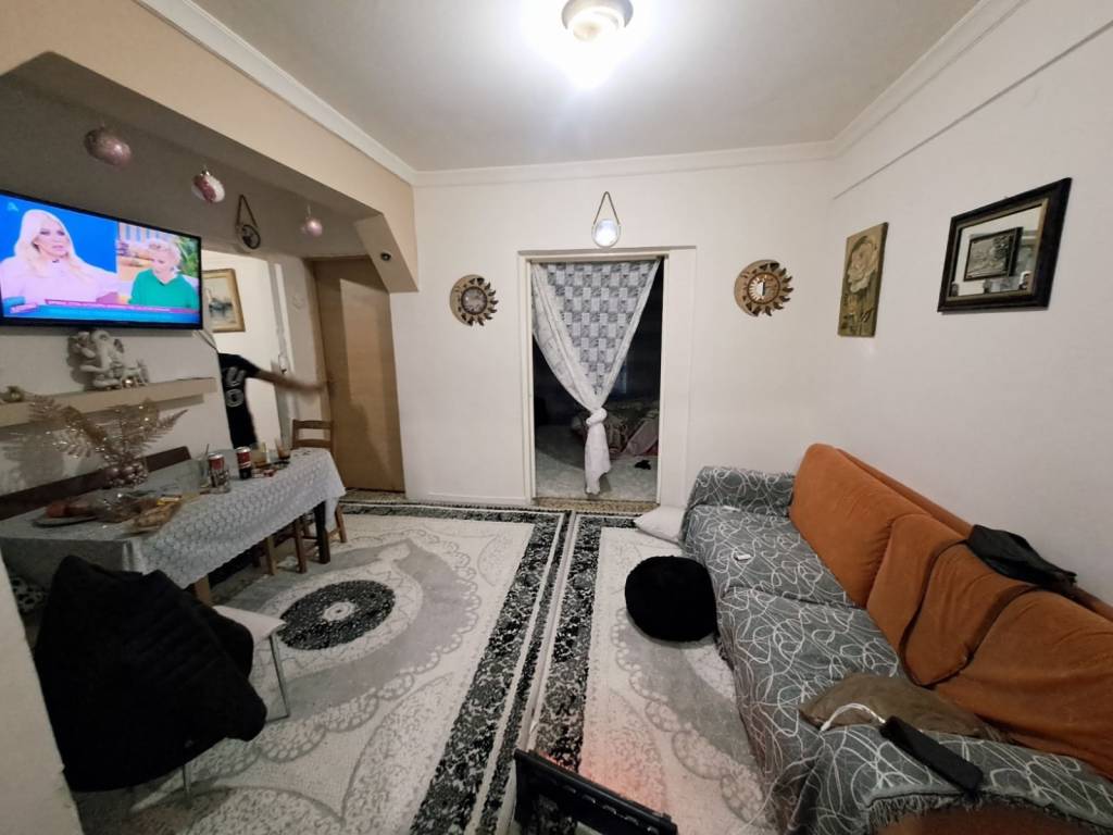 ΣΑΛΟΝΙ ΣΤΗΝ ΜΕΣΗ ΤΟΥ ΔΙΑΜ/ΤΟΣ