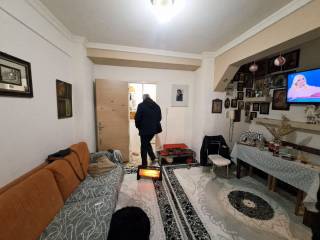 ΣΑΛΟΝΙ ΣΤΗΝ ΜΕΣΗ ΤΟΥ ΔΙΑΜ/ΤΟΣ