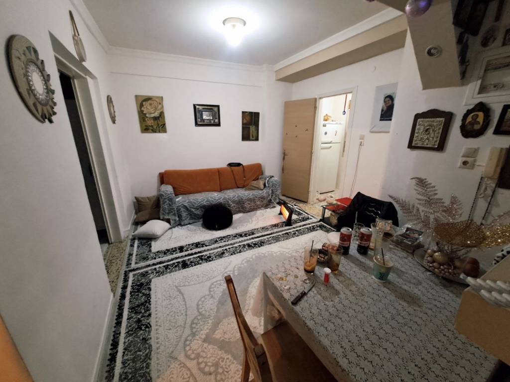 ΣΑΛΟΝΙ ΣΤΗΝ ΜΕΣΗ ΤΟΥ ΔΙΑΜ/ΤΟΣ