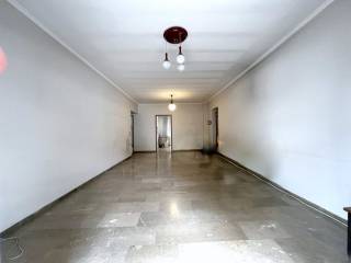 Το καθιστικό από τον εξώστη.