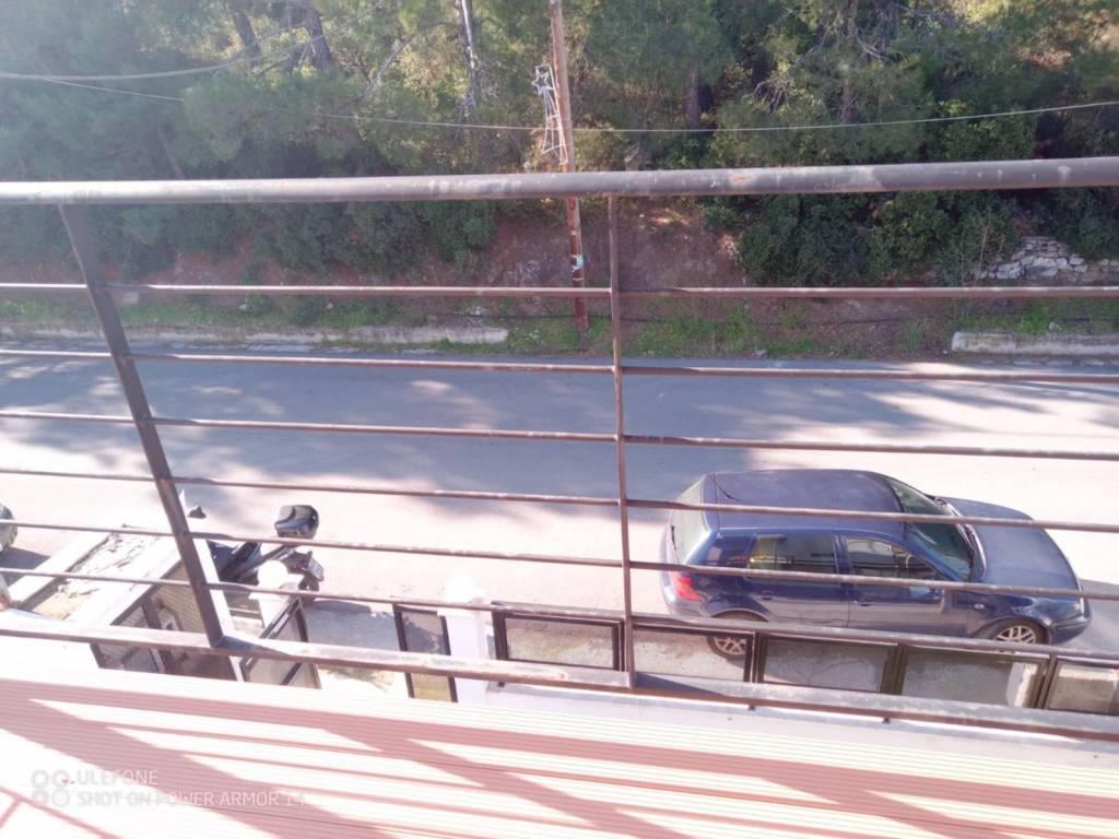 ΜΠΑΛΚΟΝΙ ΠΡΟΣΤΙΝΟ ΒΛΕΠΕΙ ΣΤΟ ΔΡΟΜΟ