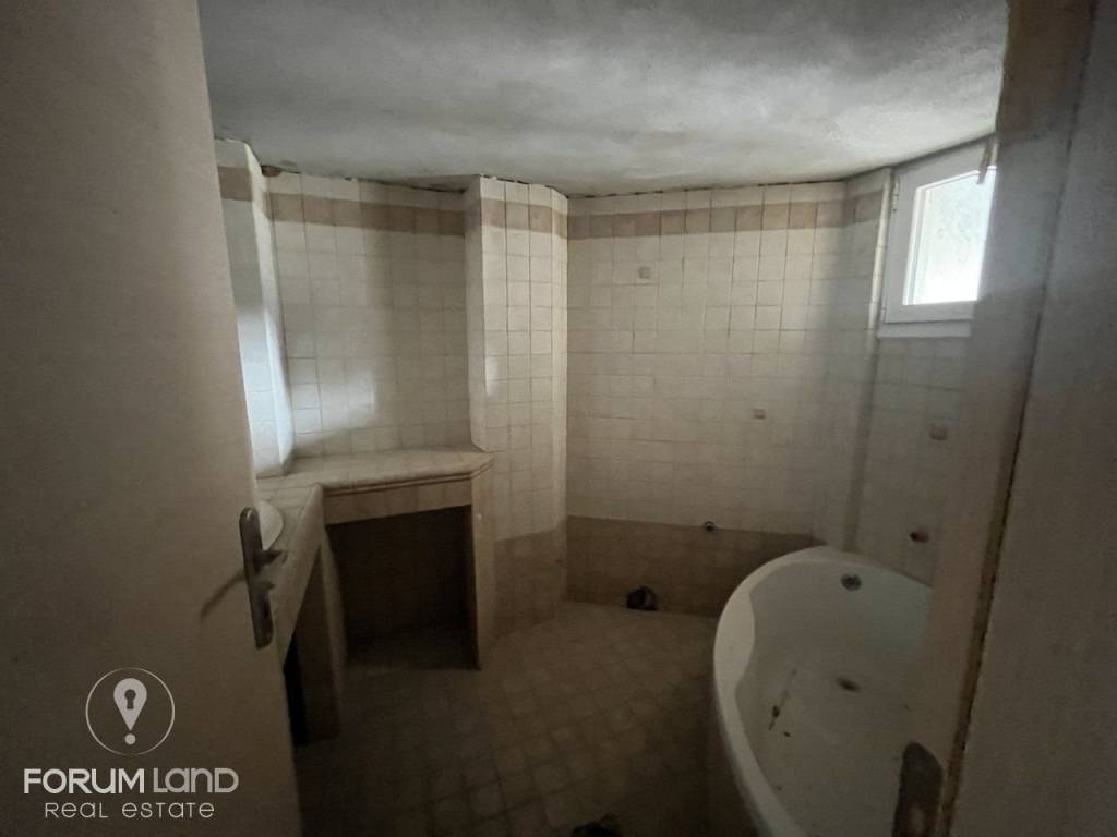 Forumland Real Estate, Μπάνιο