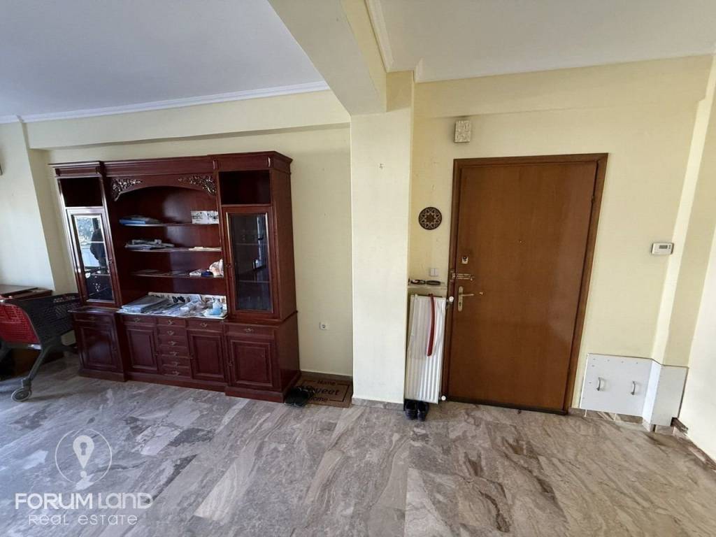 Forumland Real Estate, Είσοδος