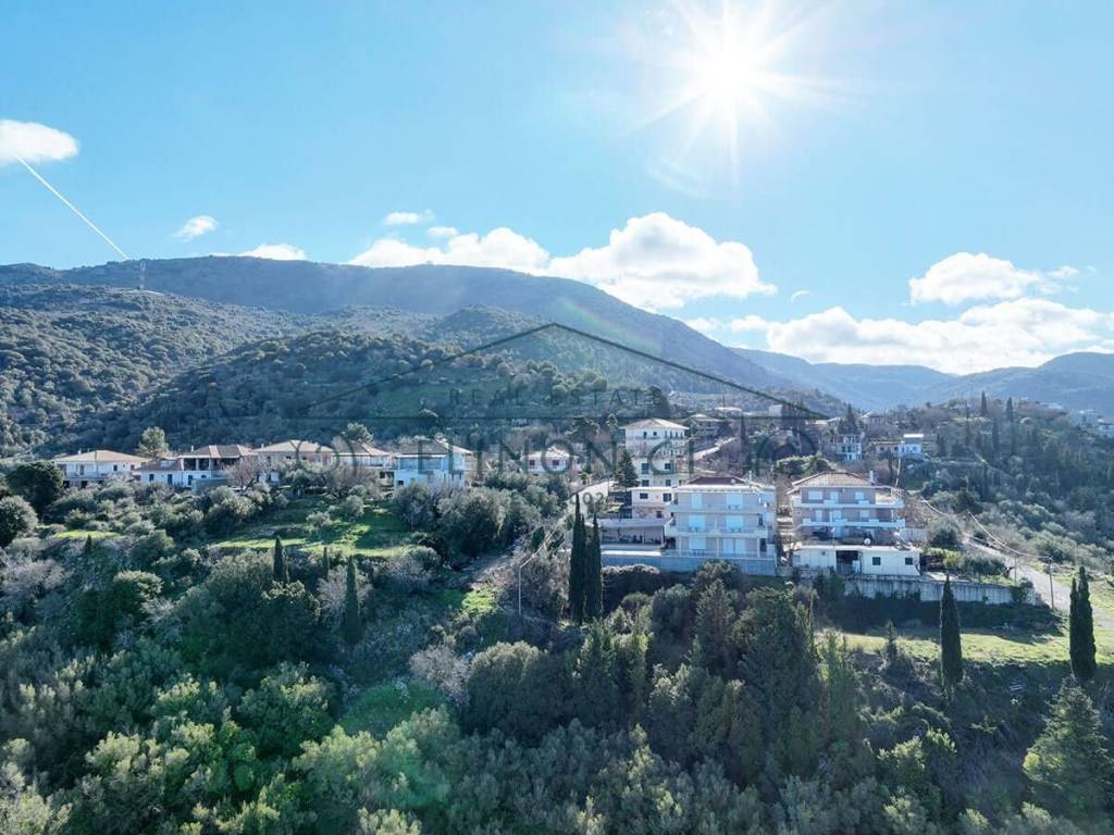 ΤΟ ΧΩΡΙΟ ΠΙΣΩ ΑΠΟ ΤΟ ΟΙΚΟΠΕΔΟ