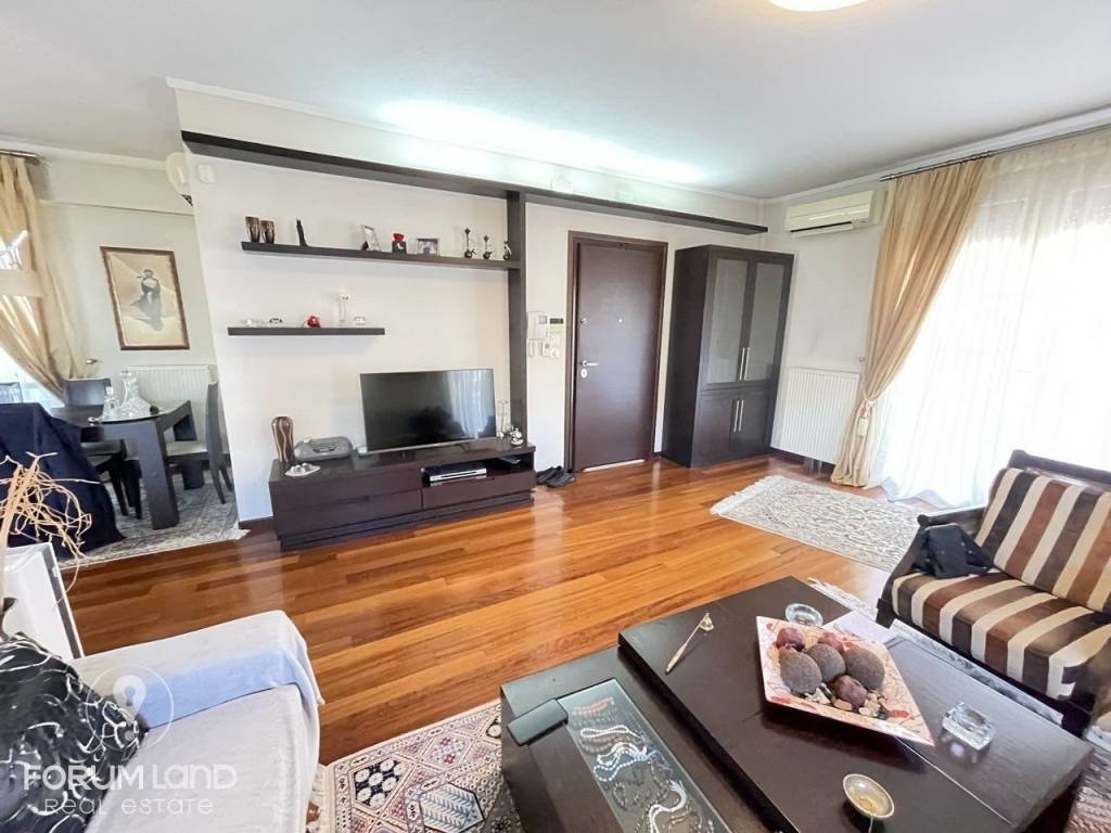 Forumland Real Estate, Είσοδος