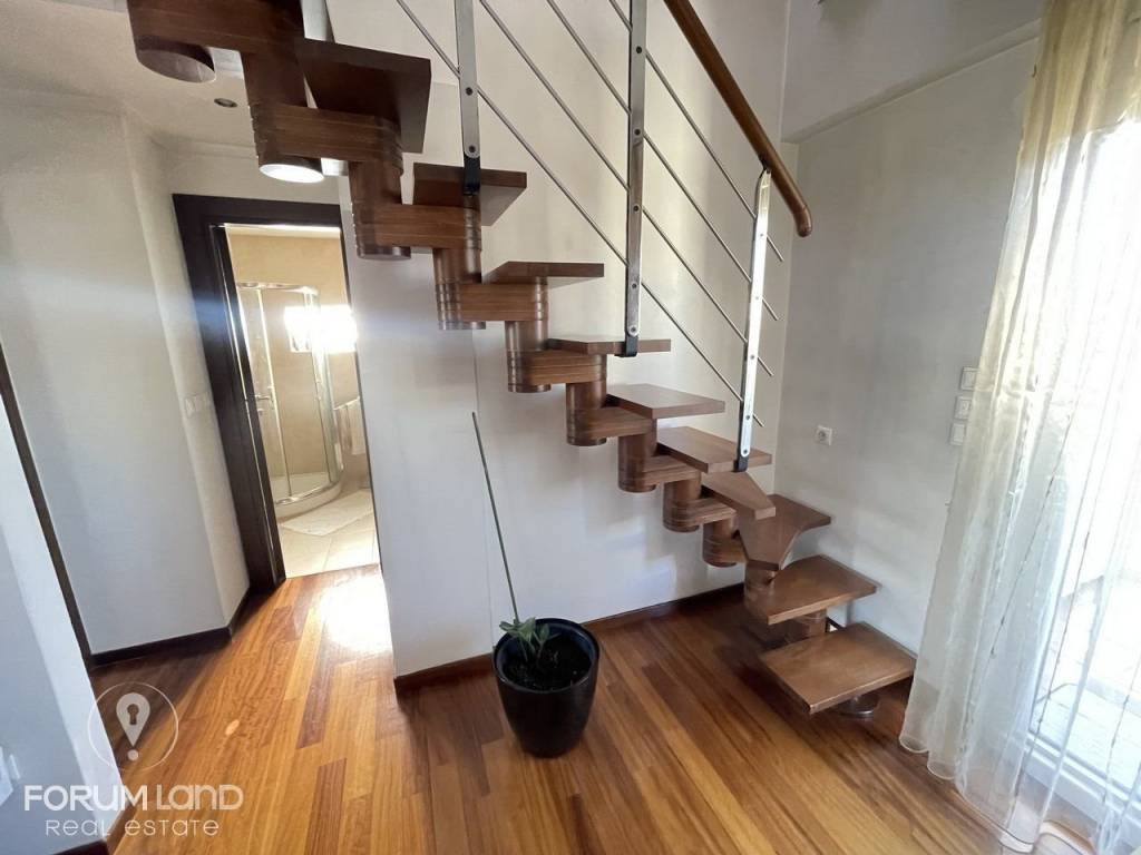 Forumland Real Estate, Εσωτερικές Σκάλες