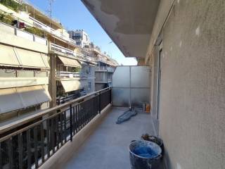 μπαλκόνι στην πρόσοψη