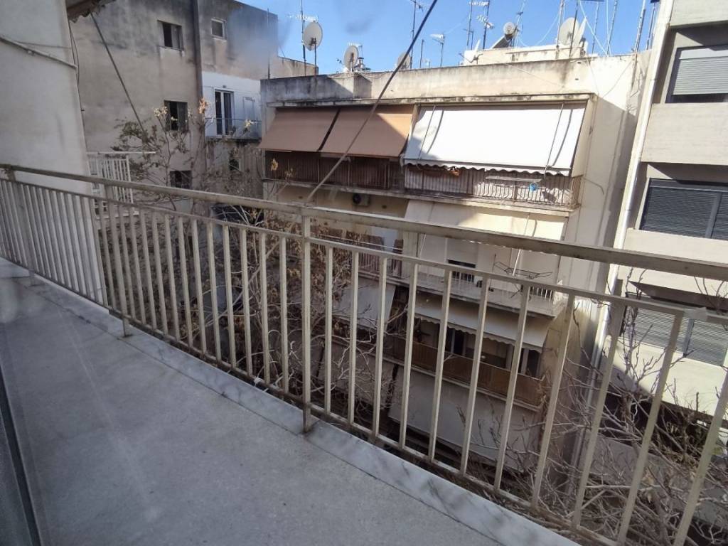 μπαλκόνι σε ακάλυπτο