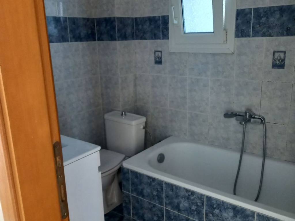 ΜΕΓΑΛΟ ΜΠΑΝΙΟ ΜΕ ΠΑΡΑΘΥΡΟ