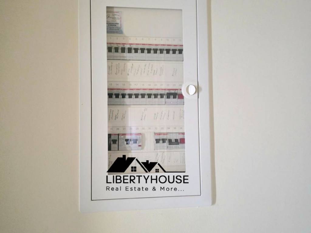 Kainoyrios elektrologikos pinakas me triphasiko reyma