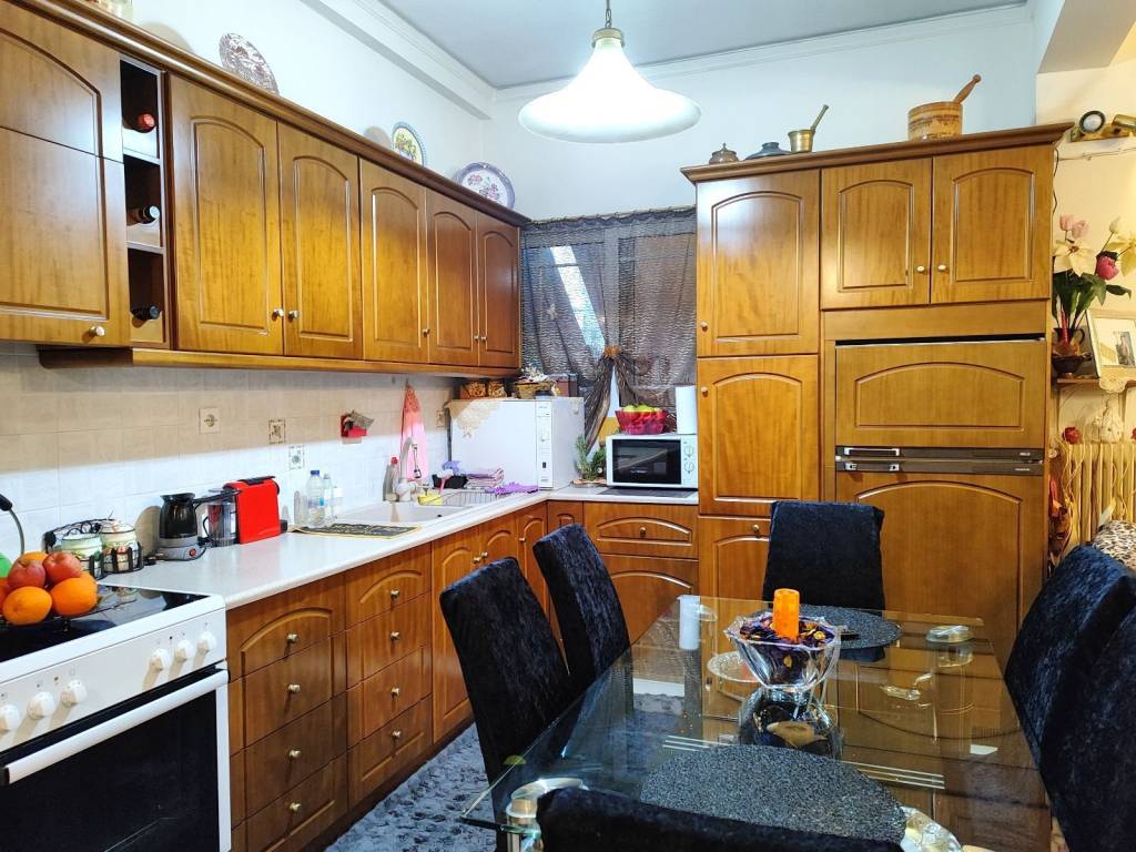 ME POLLOYS APOTHEKEYTIKOYS CHOROYS