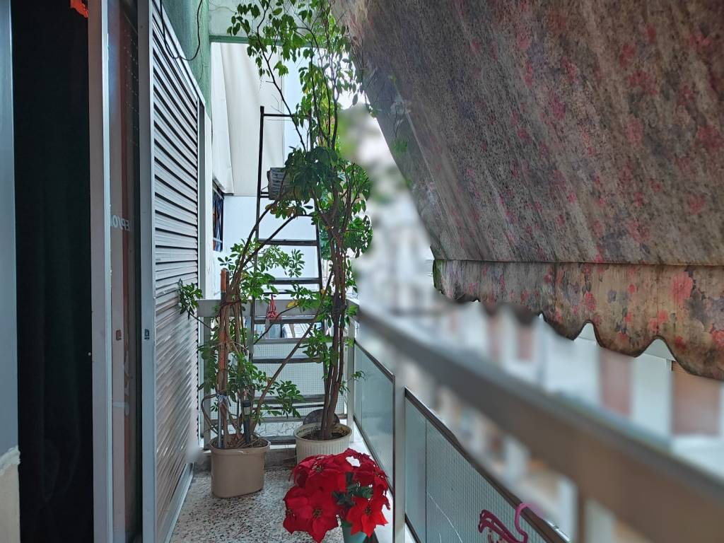 TO MPALKONI APO TE MIA PLEYRA